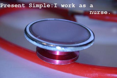 zdjęcie słuchawek i napis present simple I work as a nurse